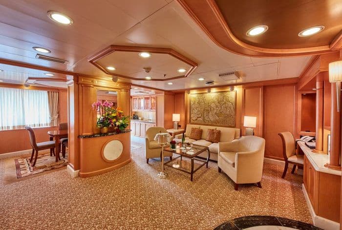 Cunard Queen Elizabeth Accommodation Master Suite.jpg
